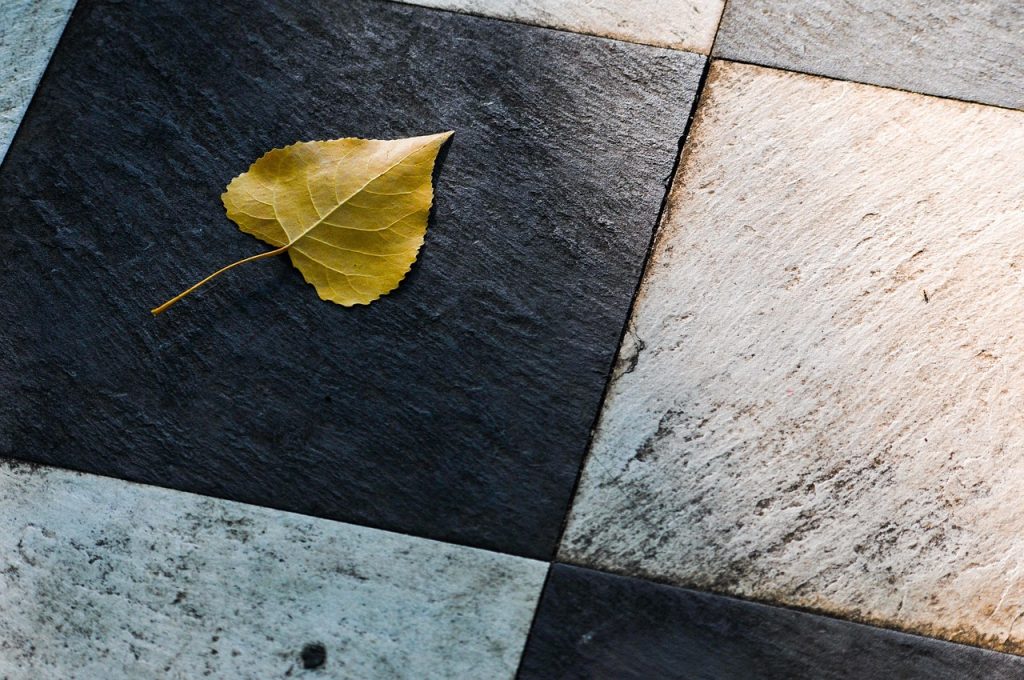 Ristrutturare green: perché scegliere il gres effetto pietra in grande formato invece dei materiali di cava gres effetto pietra